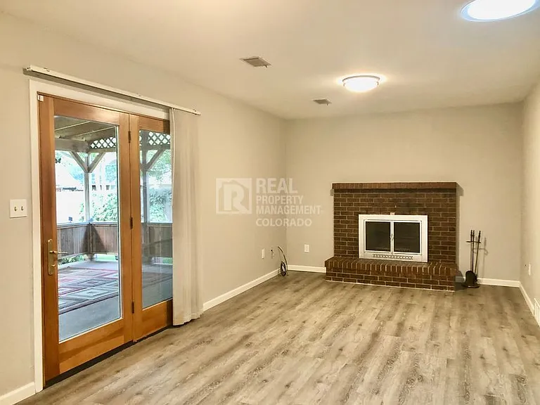 752 Oxford Ln — Photo 8