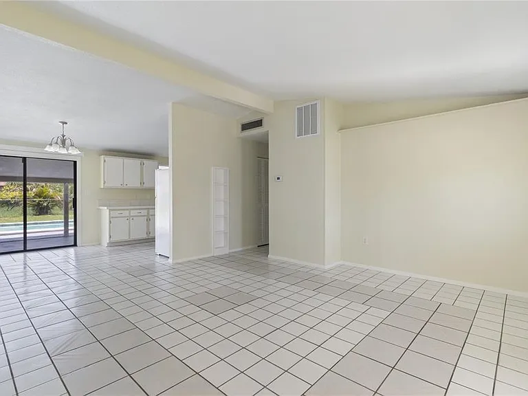 22312 Lasalle Rd — Photo 7