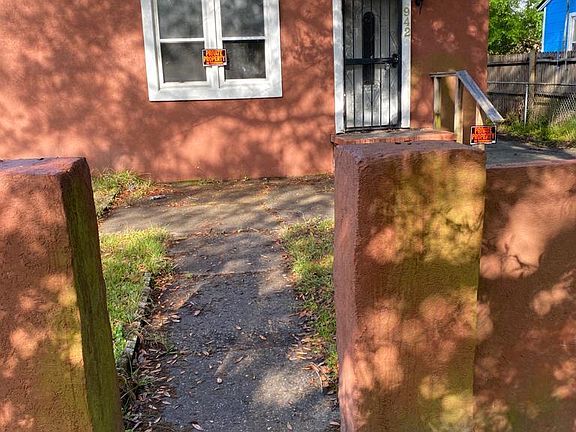 3rd image of 942 SARANAC Street
