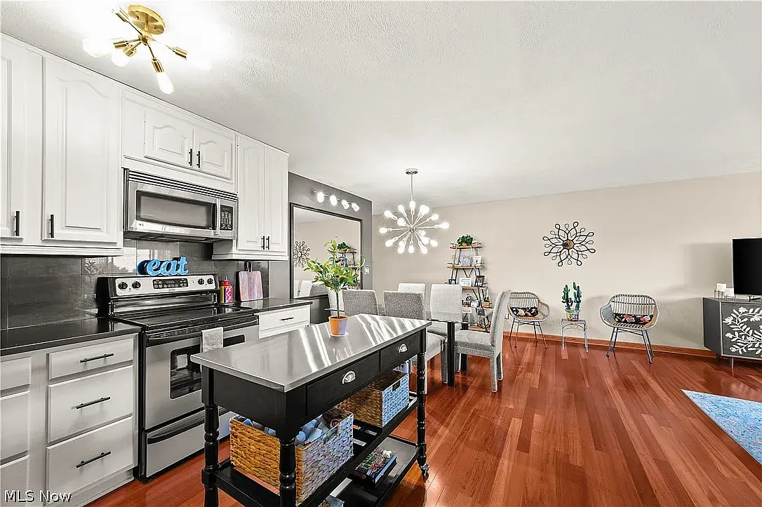 2 bed, 973 sqft, $1,600 — Photo 3