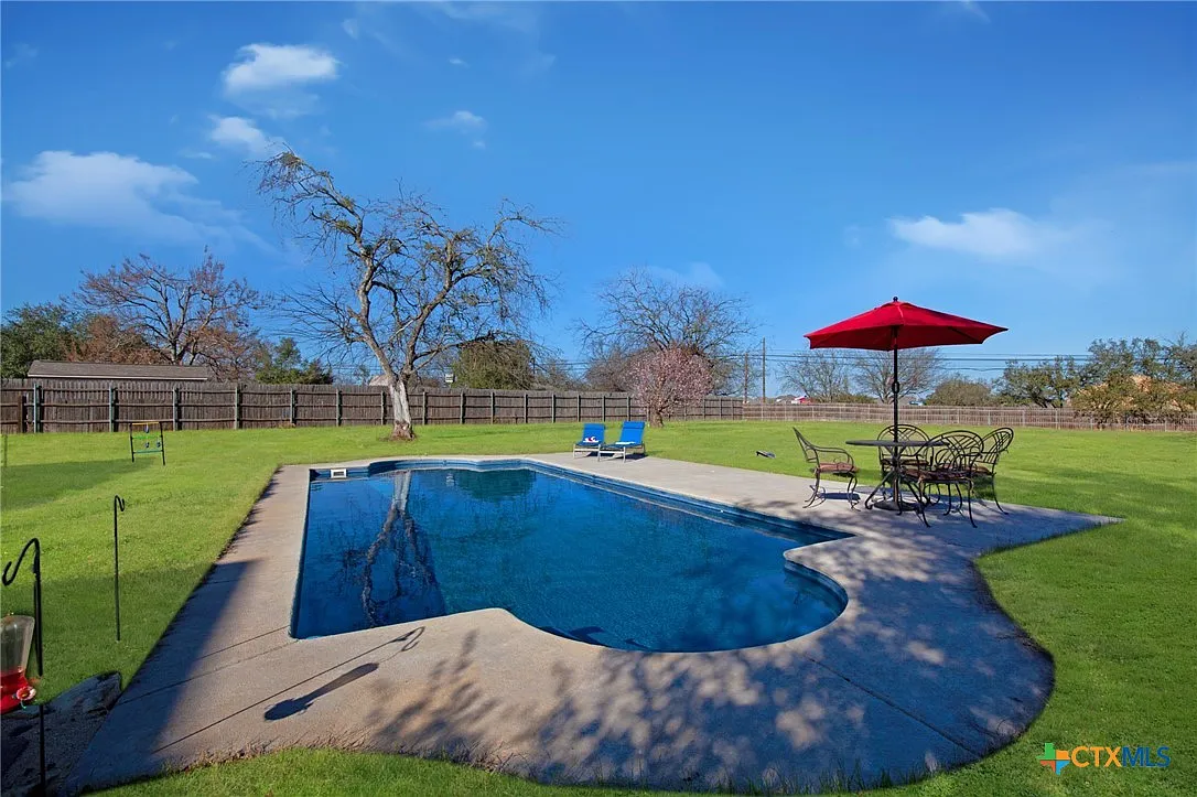 6 bed, 4.0 bath, 5000 sqft, $5,700 — Photo 3