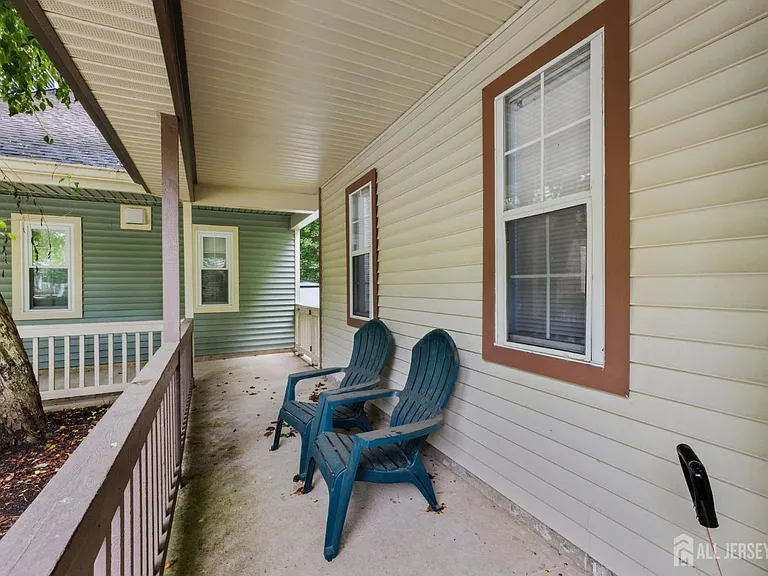 1609 Mulberry Ct — Photo 2