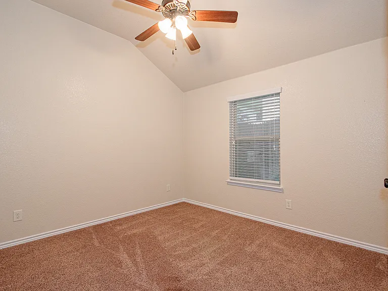 2040 Chinquapin Ln — Photo 9