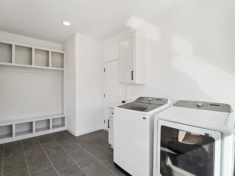 2410 W Charleston St — Photo 57