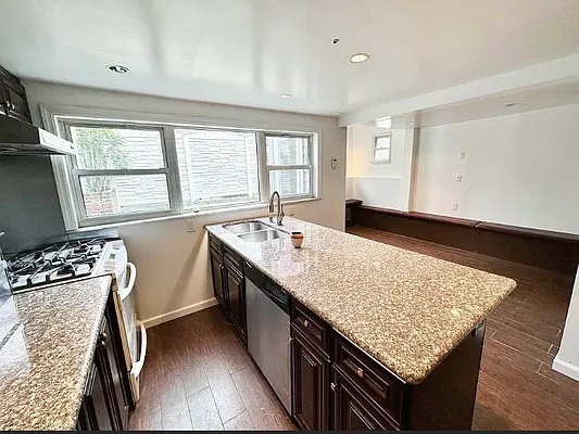 Rented by Ulas Real Estates Inc | media 35