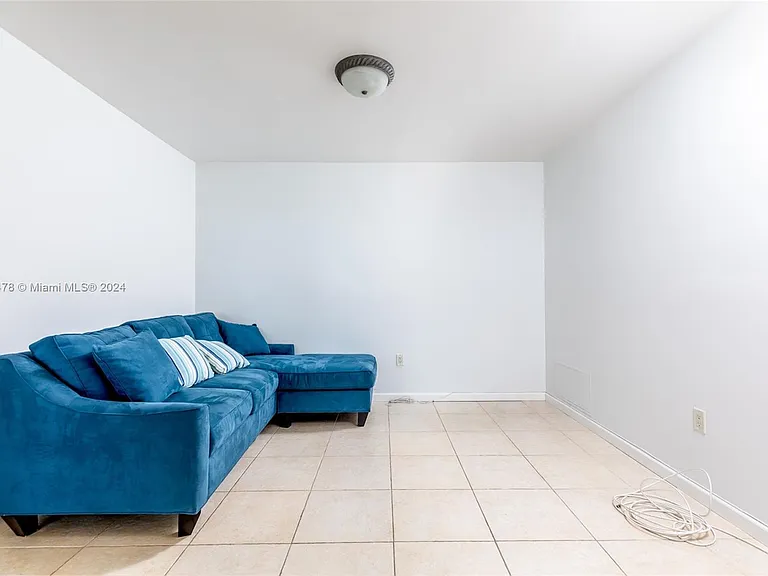 16500 Collins Ave #655 — Photo 4