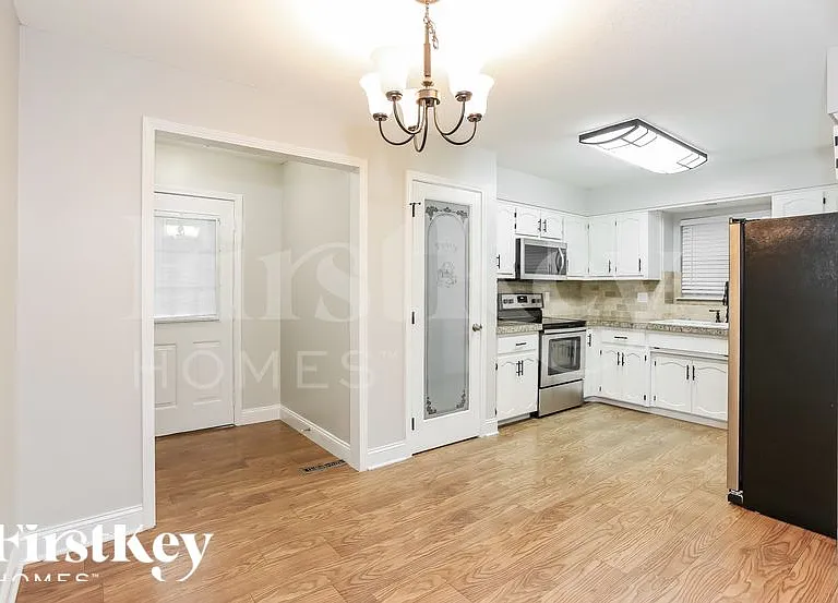 308 Oak St W — Photo 5