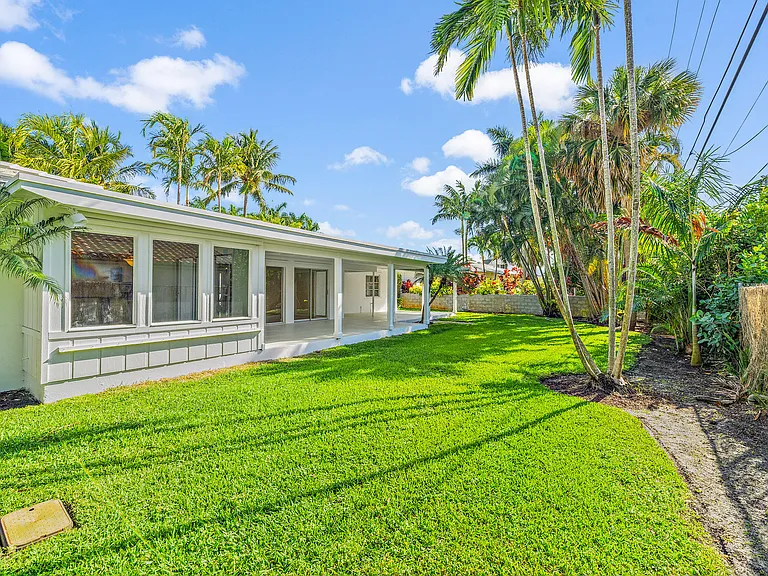 210 Russlyn Dr — Photo 15