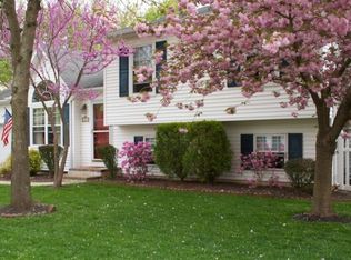 8 Hixon Dr, Burlington, NJ 08016