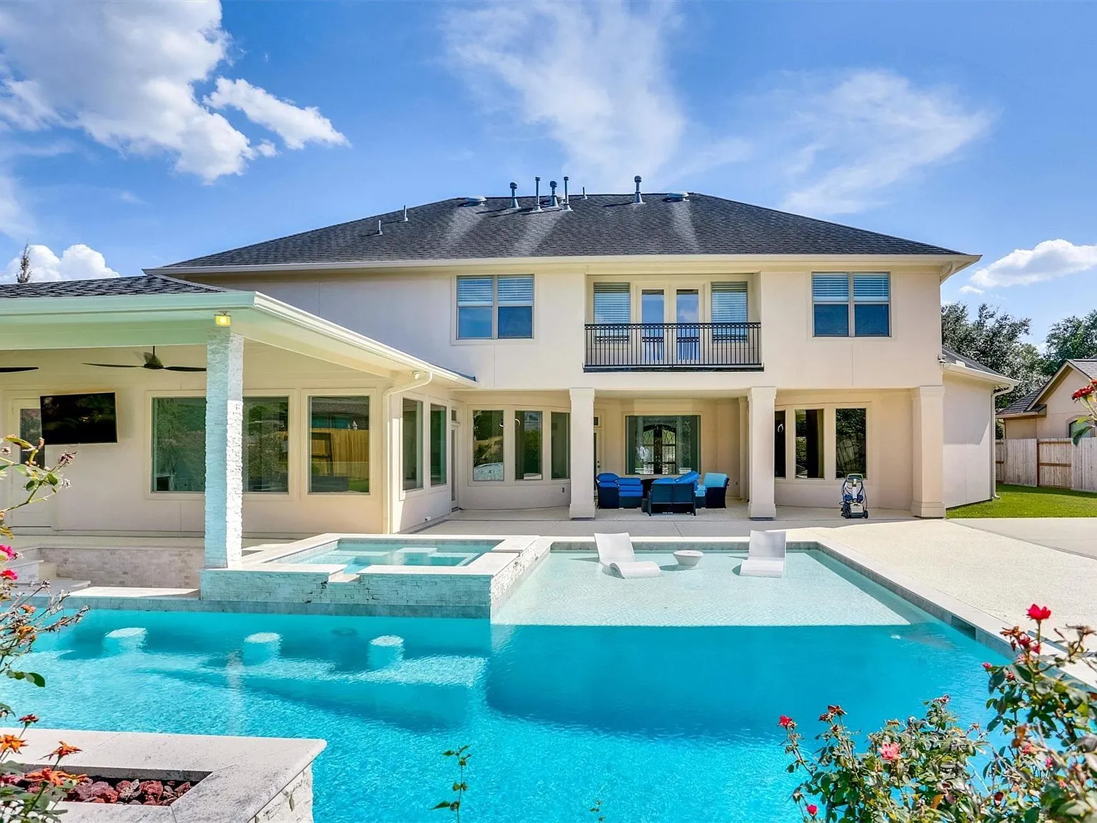 4 bed, 4.5 bath, 4840 sqft, $5,000 — Photo 1