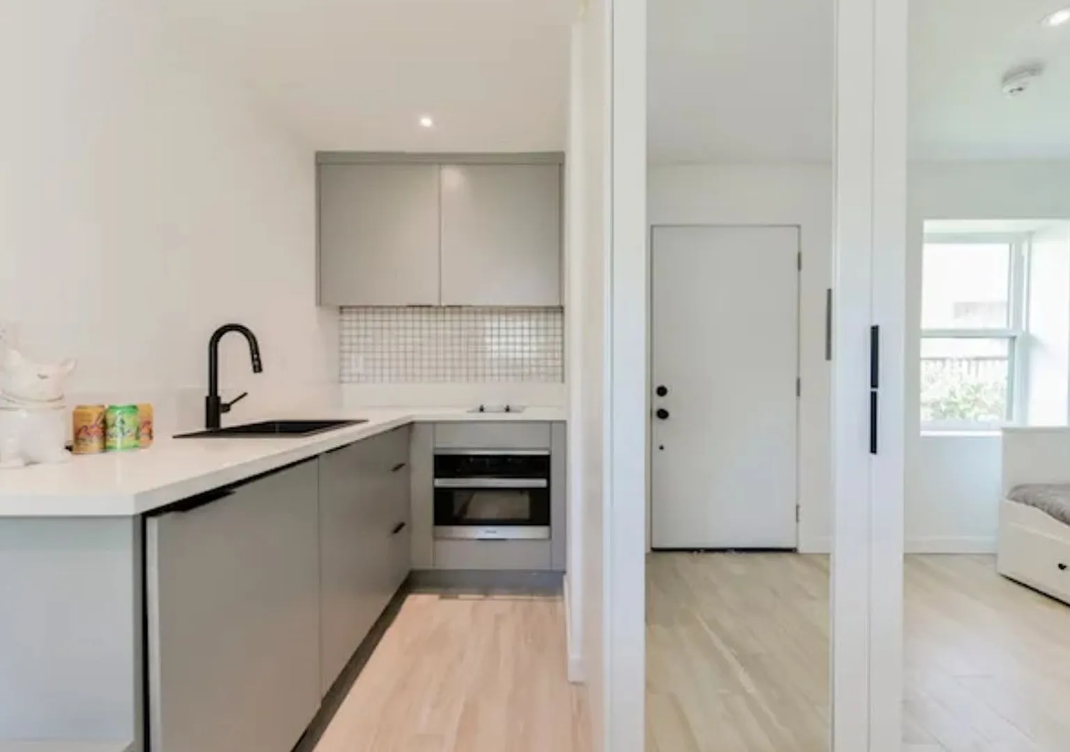$500 Look & Lease Special! Fully Furnished Studio In Dtlv | All Utilities + Wi-Fi Included — Photo 1