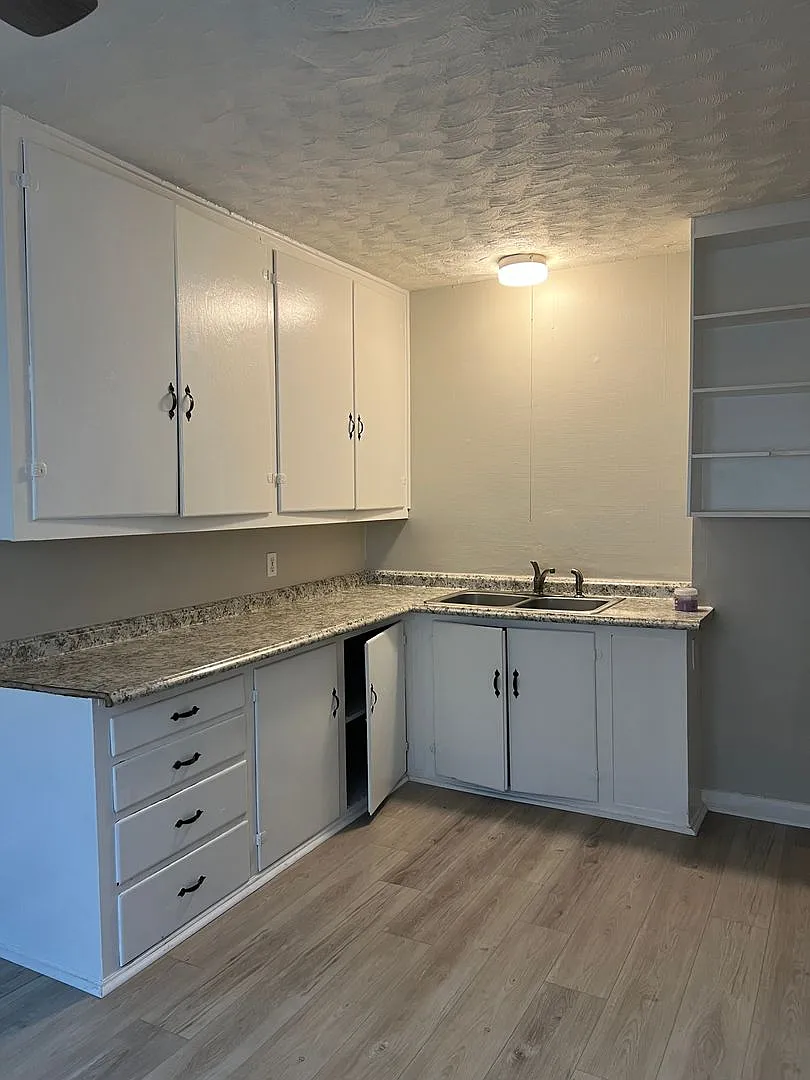 235 N Oakland Ave — Photo 3