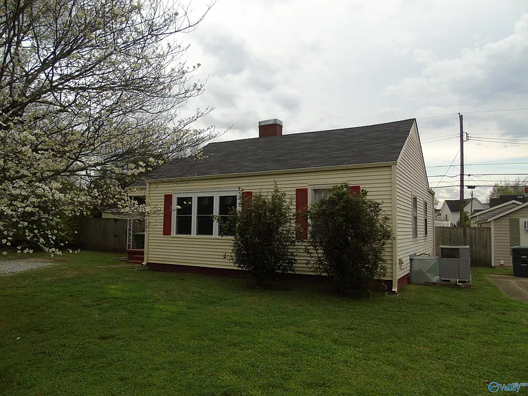305 Thornton Ave SW — Photo 1