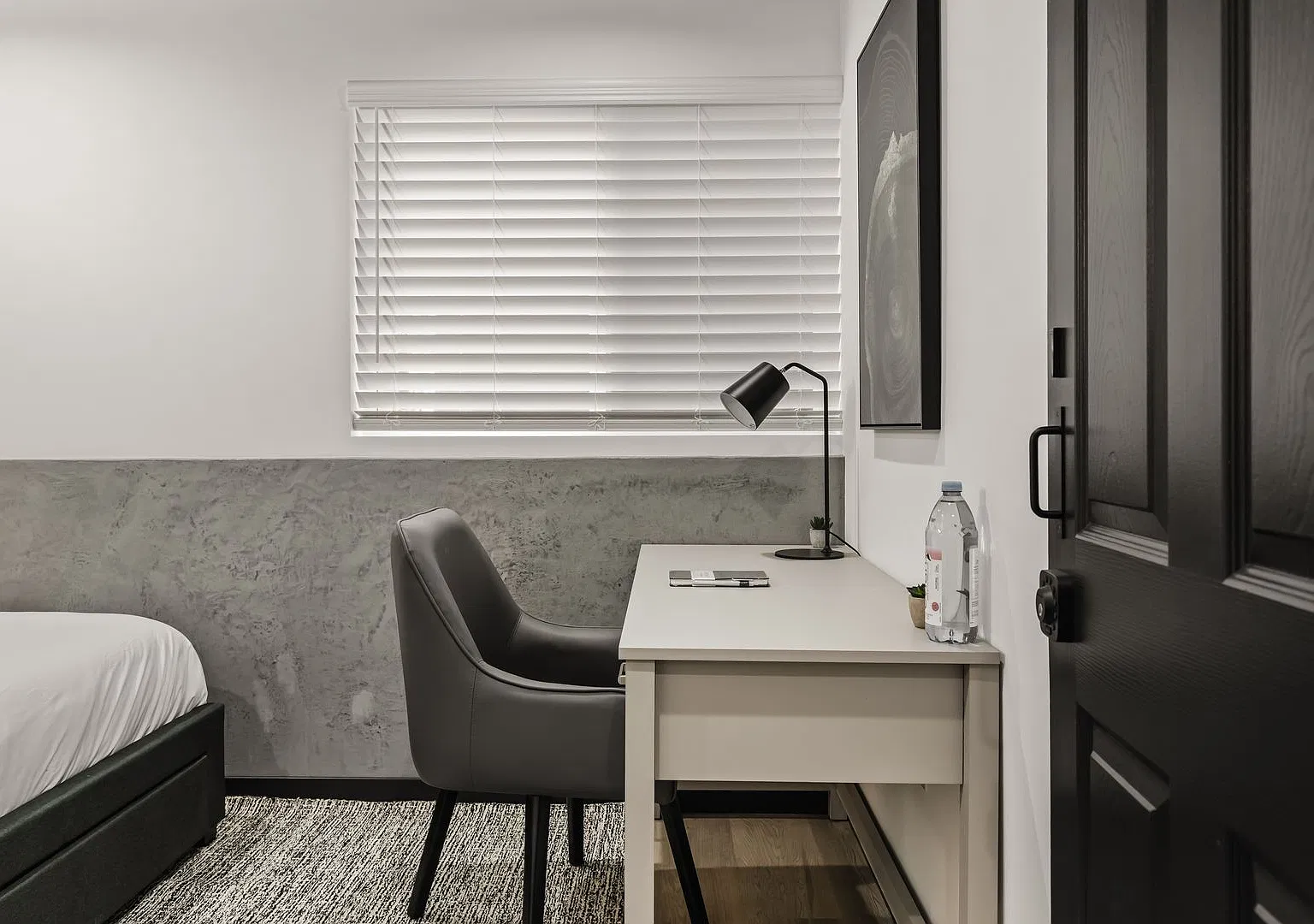 Single Room with a Common Bathroom at 1515 1/2 Selby -Room 1 — Photo 3