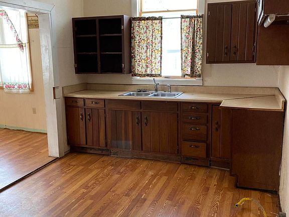 3rd image of 314 W Avenue C