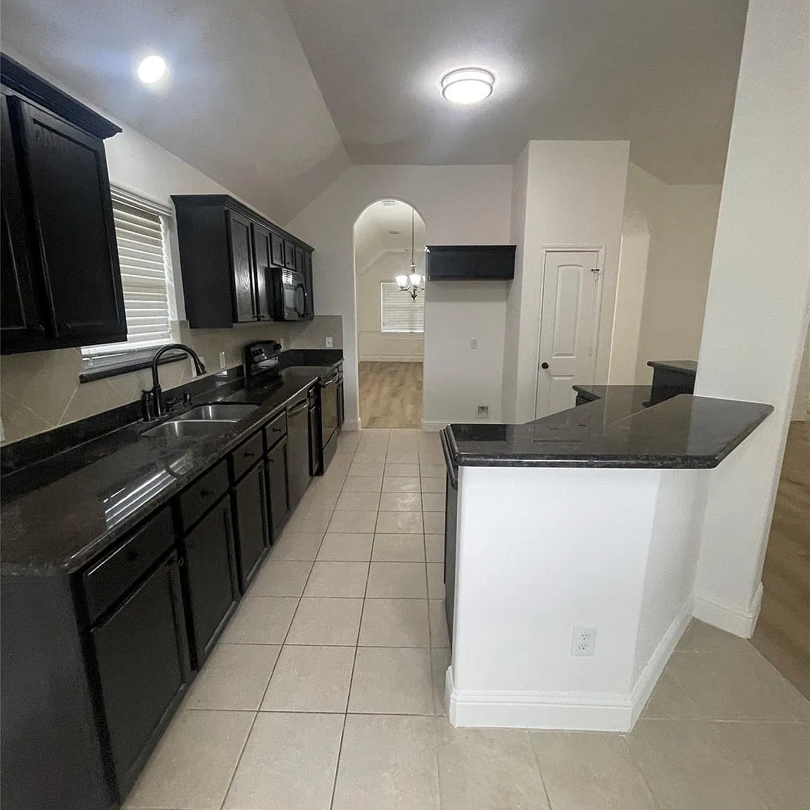 4 bed, 2.0 bath, 2226 sqft, $2,200 — Photo 4
