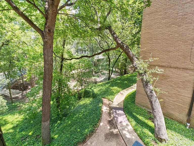 3718 Bridle Path — Photo 28