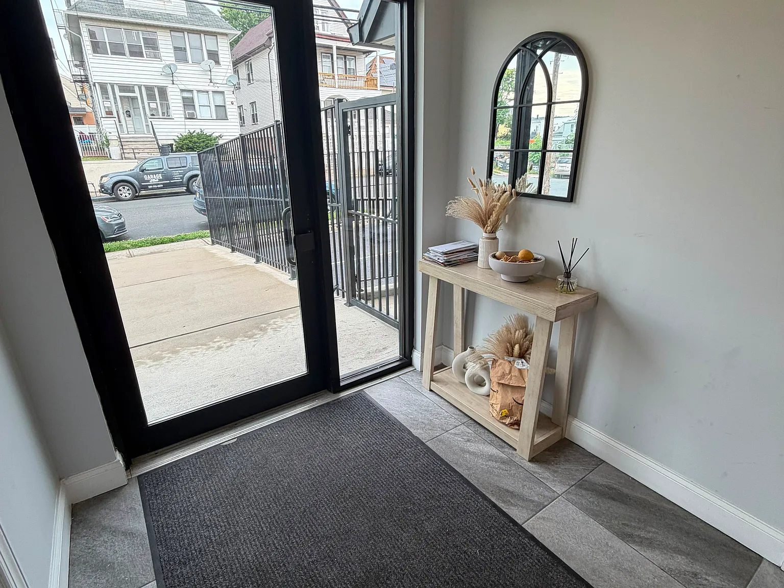 3 bed, 1100 sqft, $3,000 — Photo 2