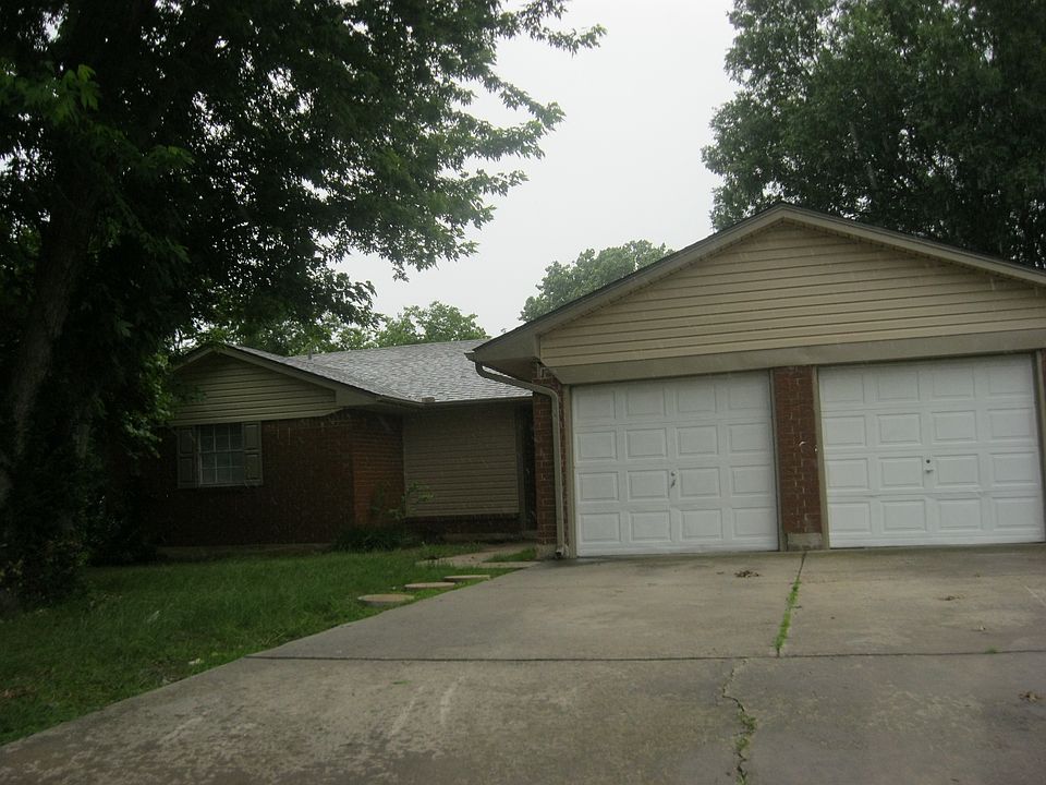 1st image of 1606 Village Dr