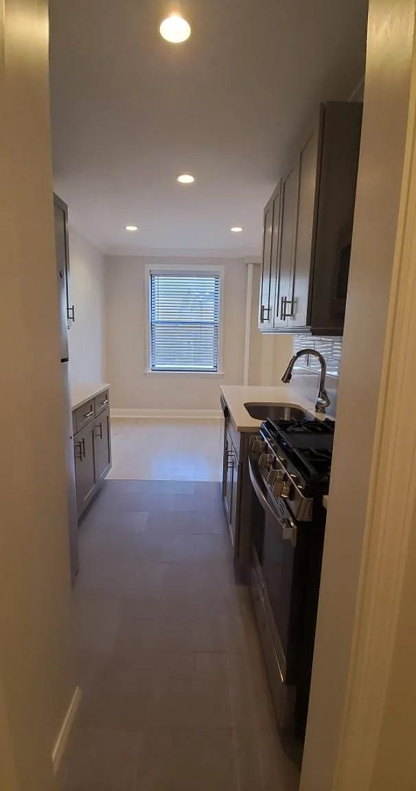 3 bed, 1.0 bath, 1200 sqft, $2,977 — Photo 2