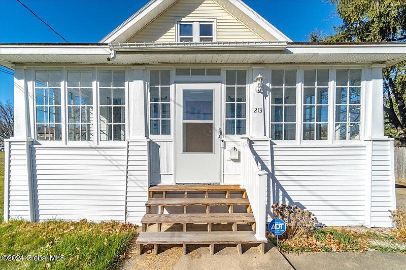 4th image of 213 Sunnyside Road