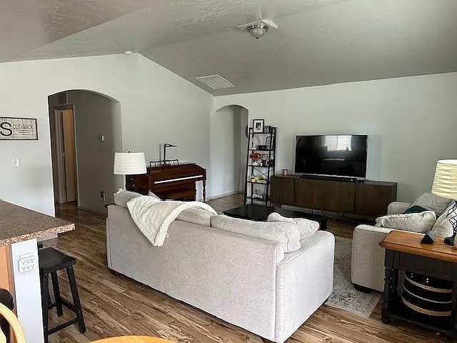 3 bed, 1390 sqft, $2,250 — Photo 3