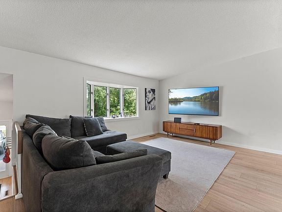 4th image of 570 Kent Ln