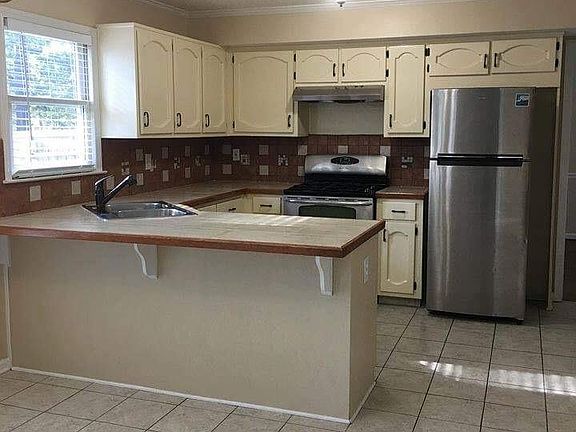 4th image of 31 Springfield Ct