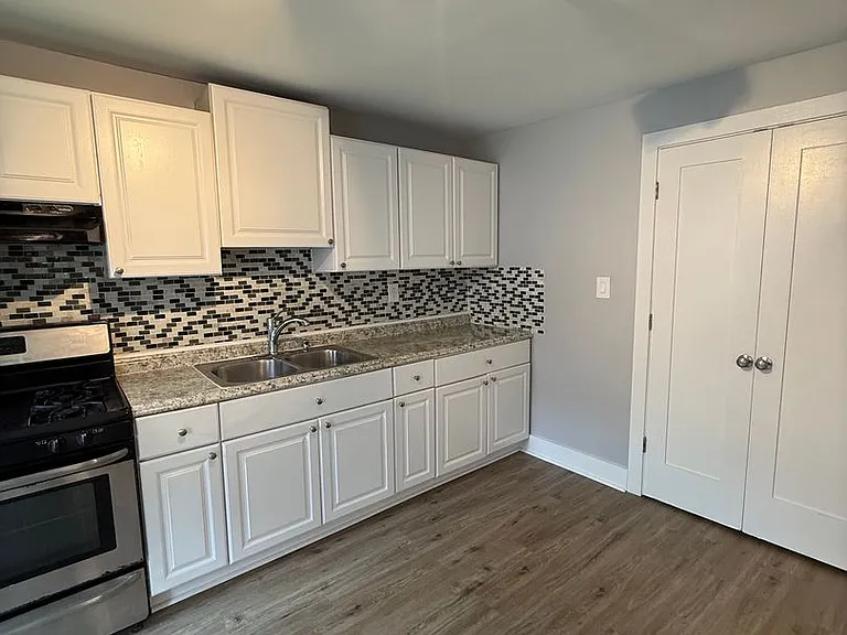 305 Liberty St — Photo 2