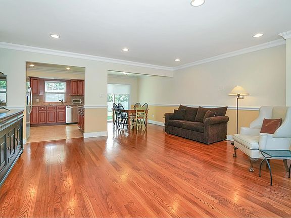 3rd image of 4 Glen Dr