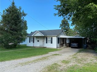 955 3rd St, Charleston, IL 61920