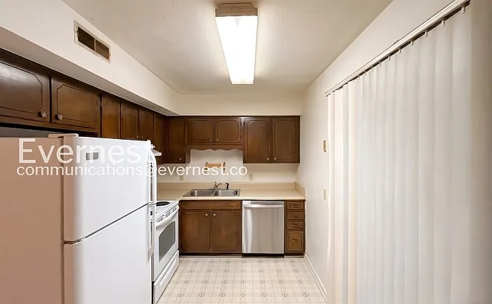 2 bed, 1.5 bath, 927 sqft, $945 — Photo 4