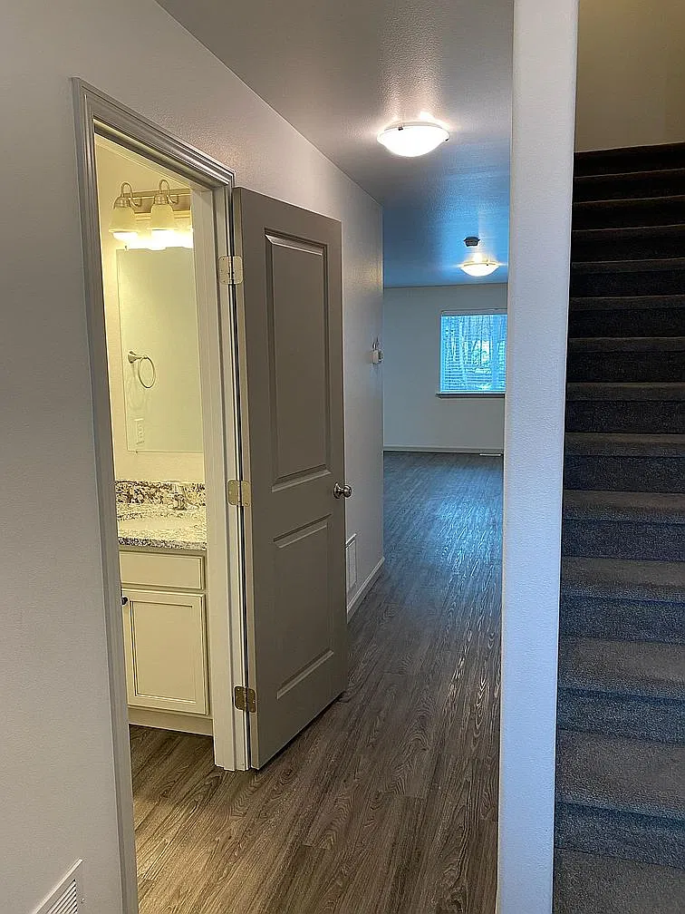 3 bed, 2.5 bath, 1300 sqft, $2,150 — Photo 4