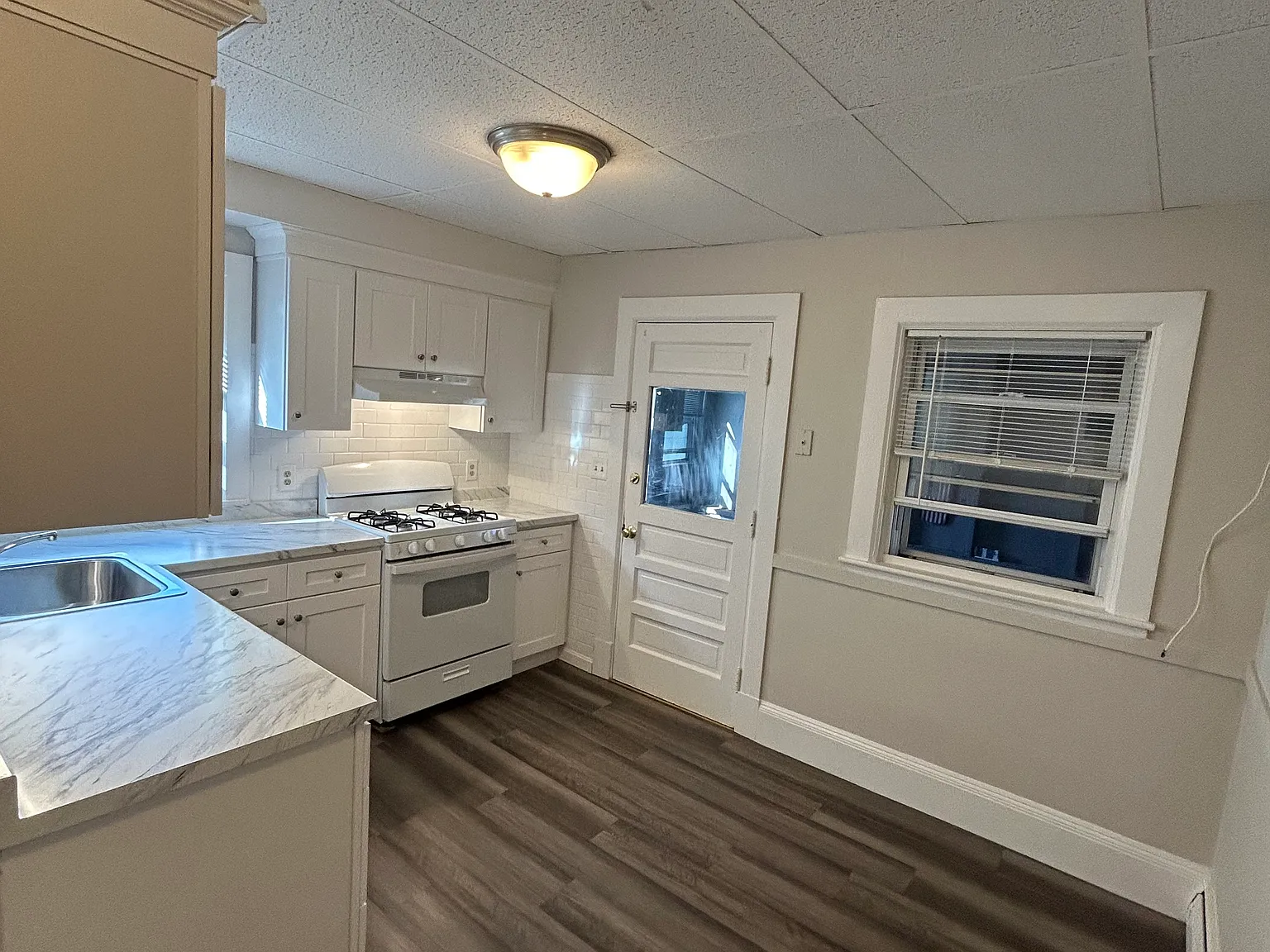 2 bed, 1000 sqft, $2,700 — Photo 2