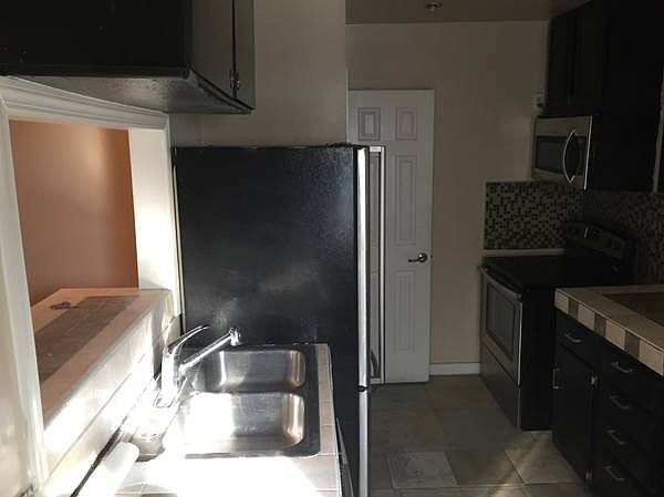 2nd image of 800 N Broadway APT 1B