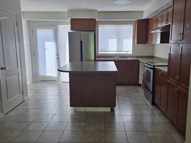 3120 Boxford Cres #5 — Photo 7