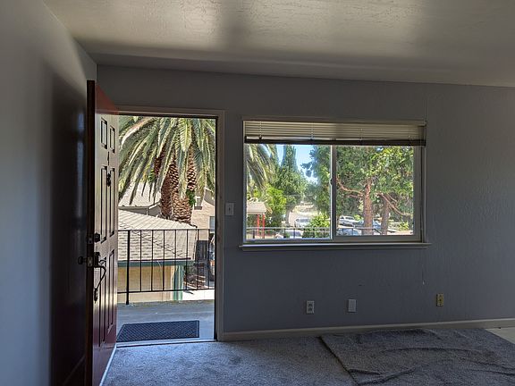 3rd image of 263 Waverly St #4