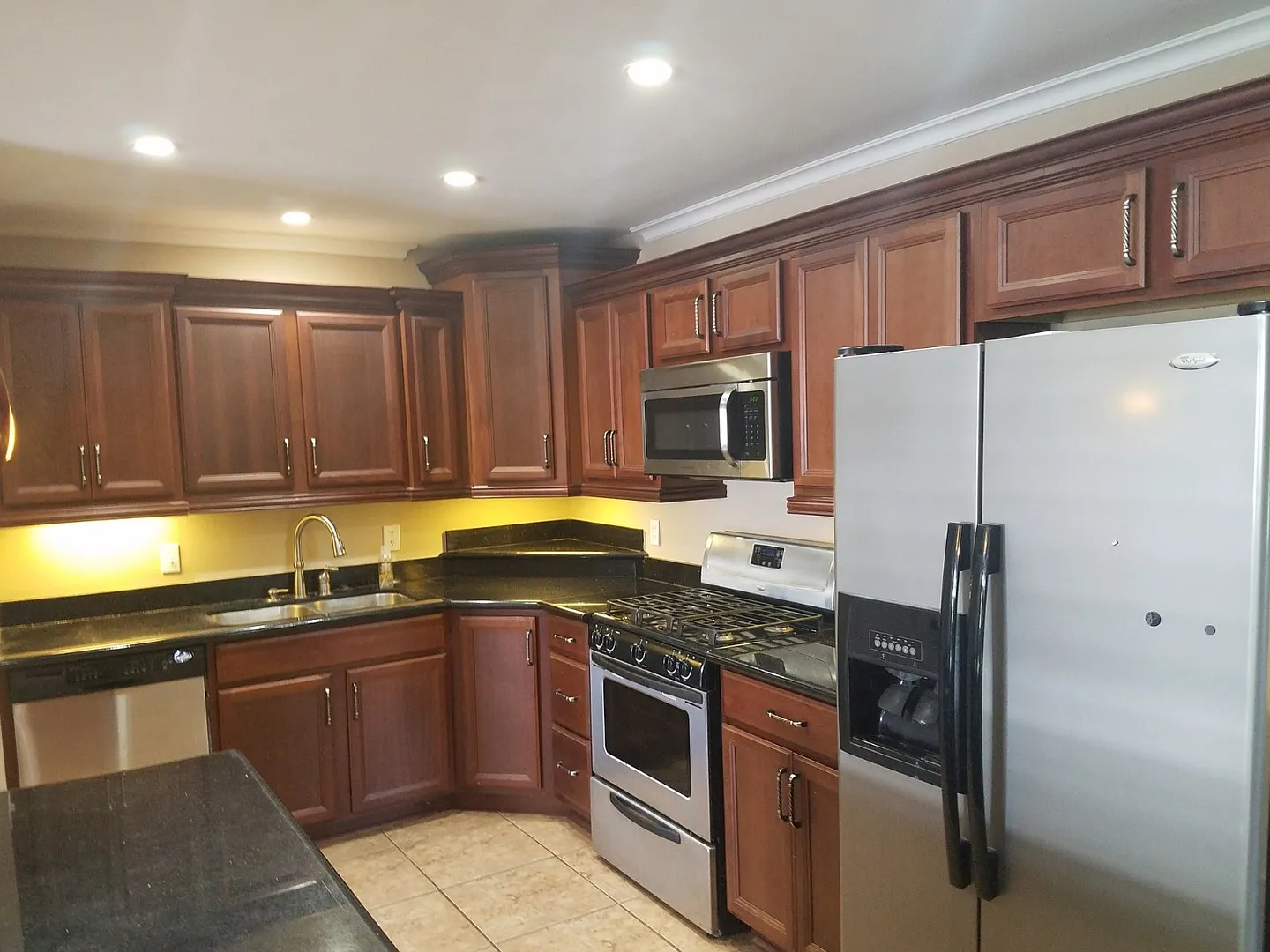 3 Bedroom + Bonus Room W/ 2 Full Baths - Fish Village — Photo 4
