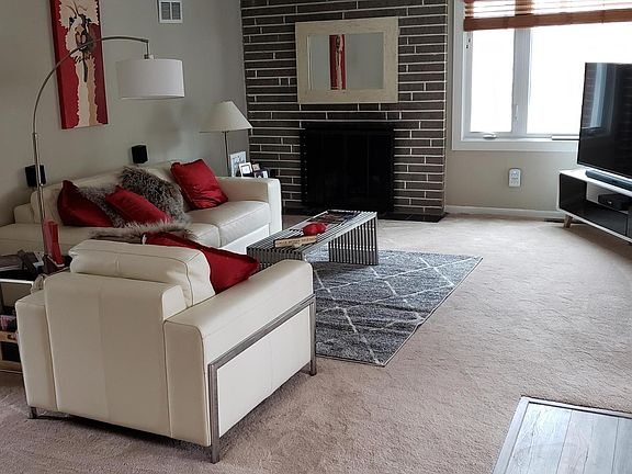 Livingroom with fireplace, Big Screen TV and Blue Ray DVD (Record player not included)