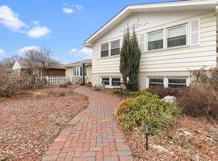 6402 Willow Springs Rd, La Grange Highlands, IL 60525