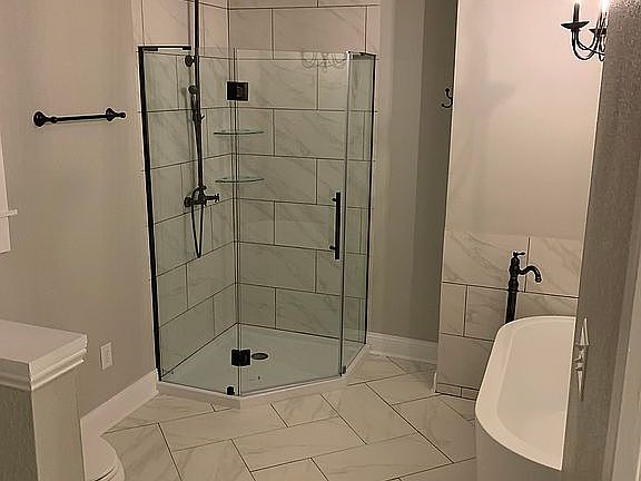 Main bathroom 