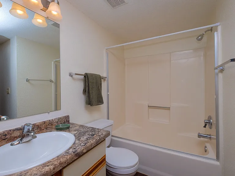 Fargo, ND South Pointe Apartments | Bathroom
