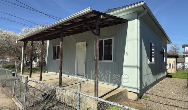 328 SE Lane Ave — Photo 1