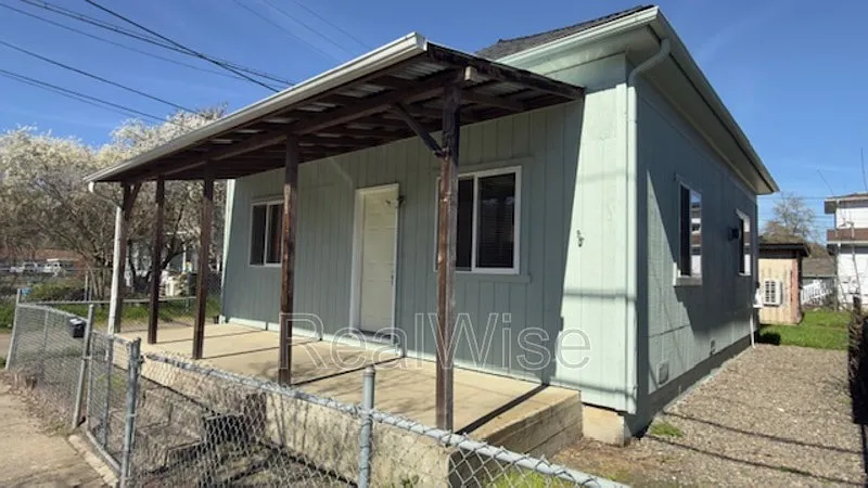 328 SE Lane Ave