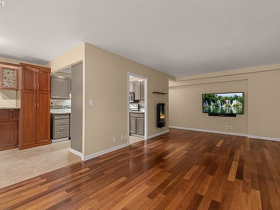 5th image of 2021 SW Main St Unit 11