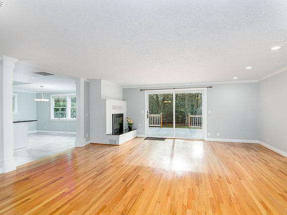 2nd image of 325 Island Aire Dr