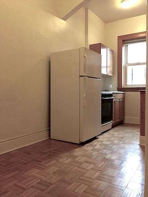 2nd image of 439 4th St APT 3