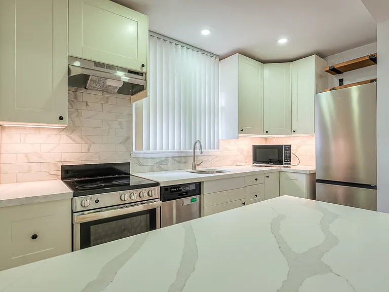 16 Acacia Rd #UPPER — Photo 7