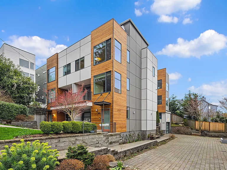 410 W Fulton St — Photo 1