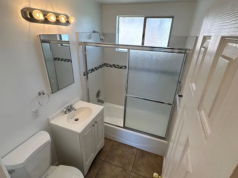 700 Robinson St #6 — Photo 8